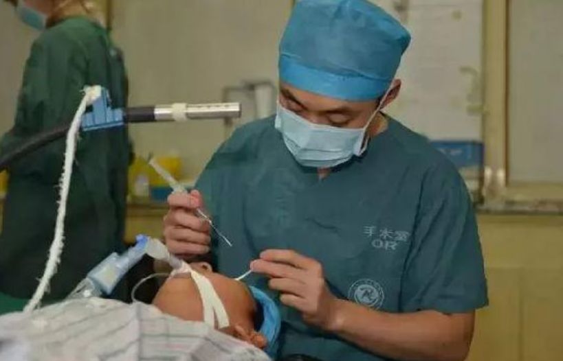 又一位医生倒下了,不要让英雄们流血又流泪 又一位医生倒下了,不要让英雄们流血又流泪